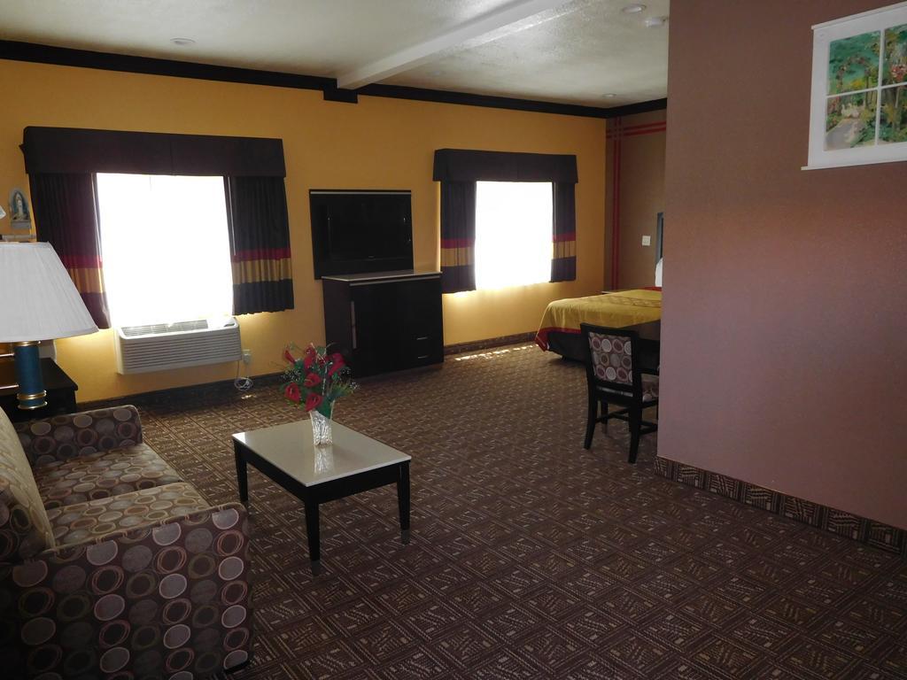Diamond Inn Inglewood Room photo